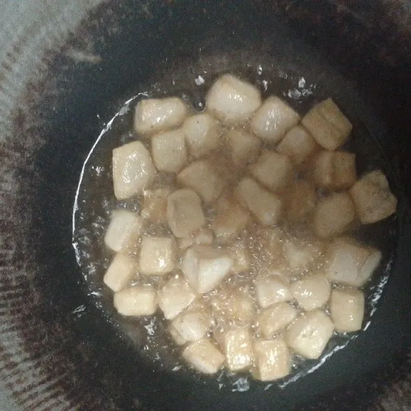 Goreng tahu sampai setengah matang.
