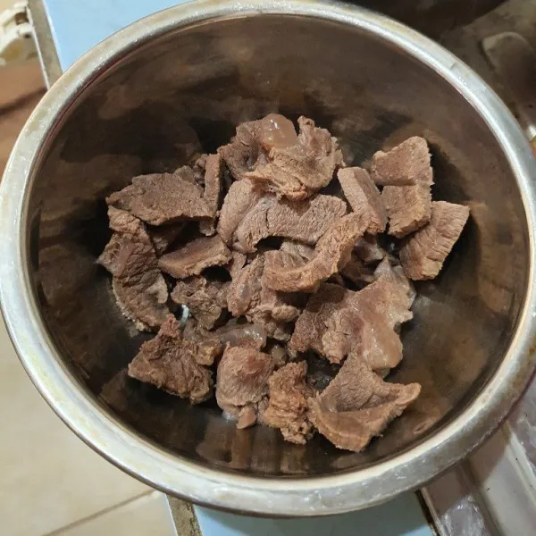Presto daging sapi selama 30 menit, sisihkan. Ambil air kaldu nya.
