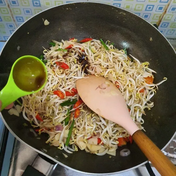 Tambahkan saus tiram, garam, gula pasir, kaldu jamur, aduk rata.