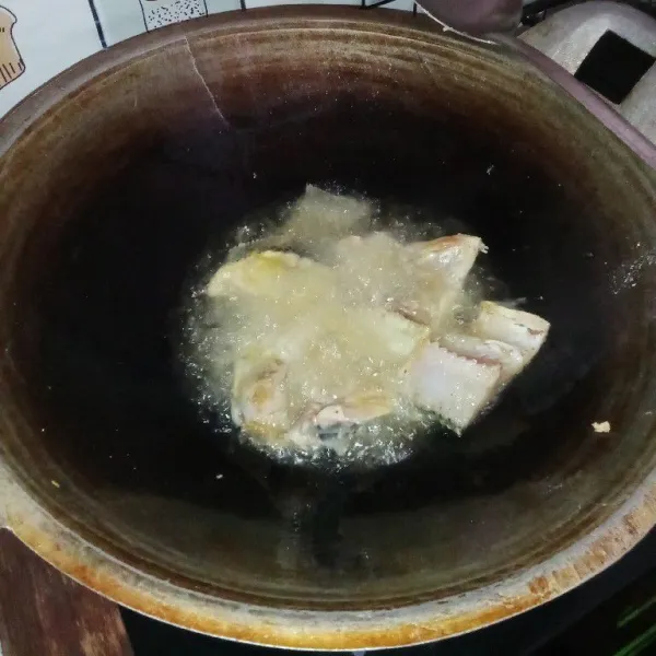 Kemudian goreng ikan hingga kering dan tiriskan.