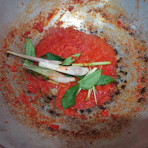 Masukkan daun jeruk dan serai geprek. Aduk rata.