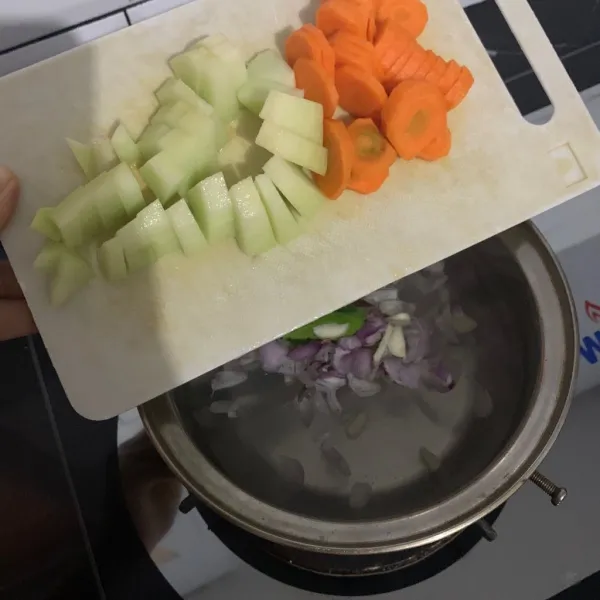 Potong wortel dan labu campurkan ke panci.