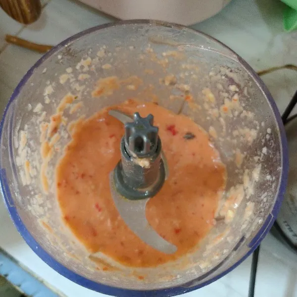 Blender bumbu sampai halus.