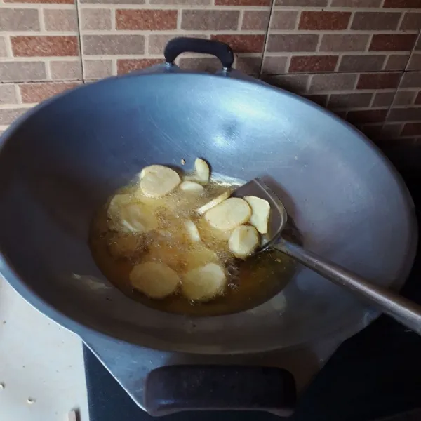 Kupas kentang, cuci bersih dan potong. Goreng kentang dalam minyak panas hingga matang, tiriskan.