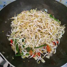 Masukkan tauge & kucai, aduk rata.