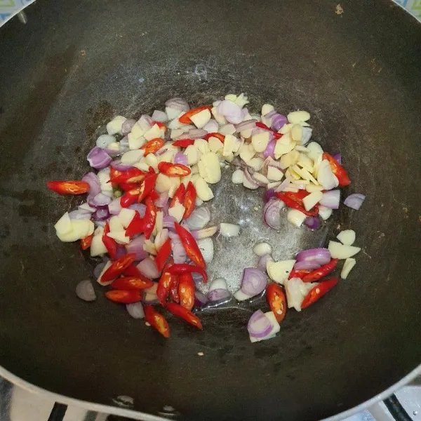 Tumis bawang merah, bawang putih & cabe sampe harum.