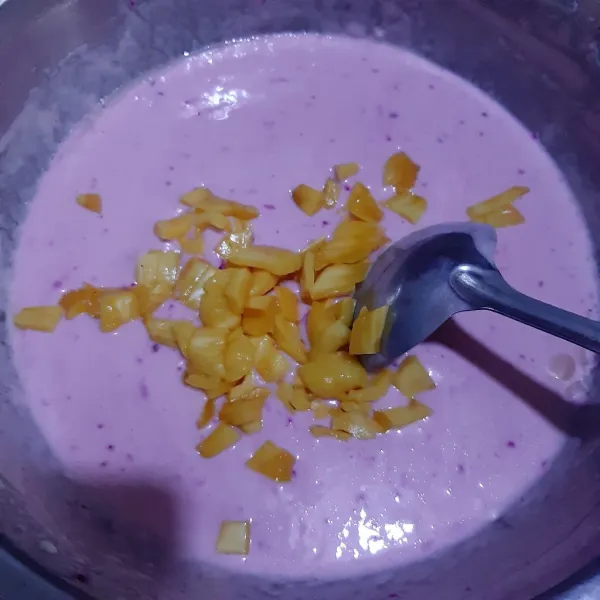Campur semua bahan kecuali nangka. Diamkan selama 25 menit.