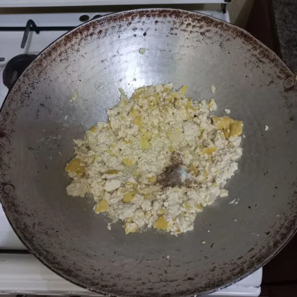 Beri garam, kaldu jamur dan merica bubuk, aduk rata masak hingga tahu agak kering.