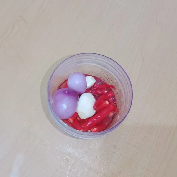 Haluskan bawang merah, bawang putih, cabai merah dan cabai rawit.
