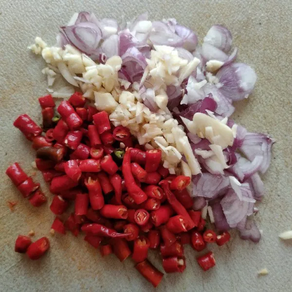 Iris bawang merah, bawang putih dan cabe merah.