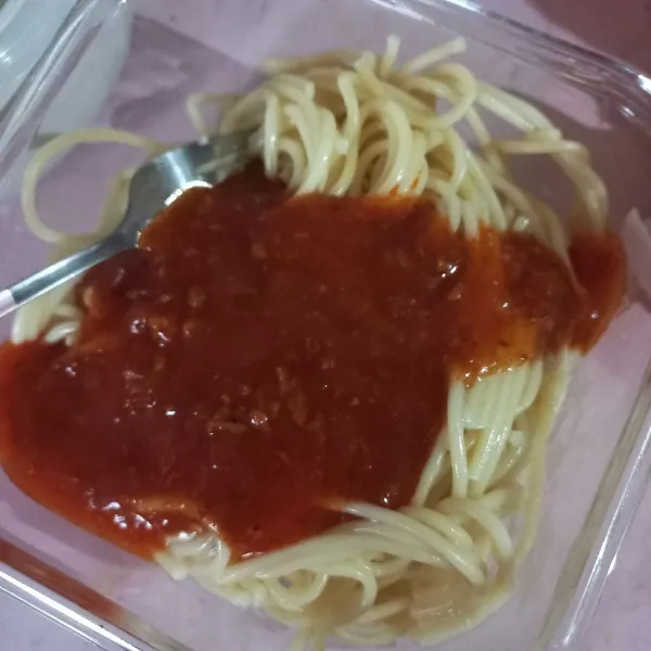 Campurkan spaghetti dengan bumbu bolognese, sisihkan.