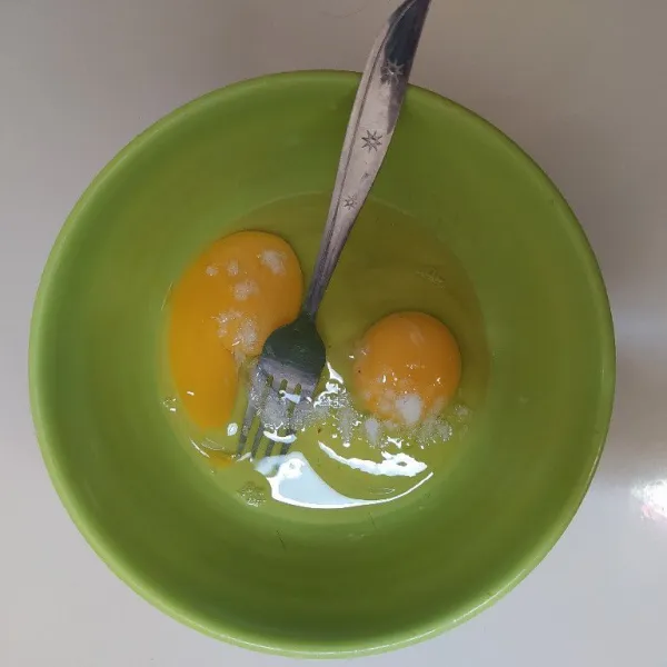 Kocok lepas telur dan garam.