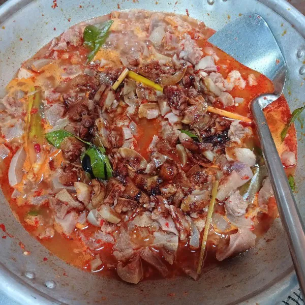 Beri kecap manis, aduk rata.