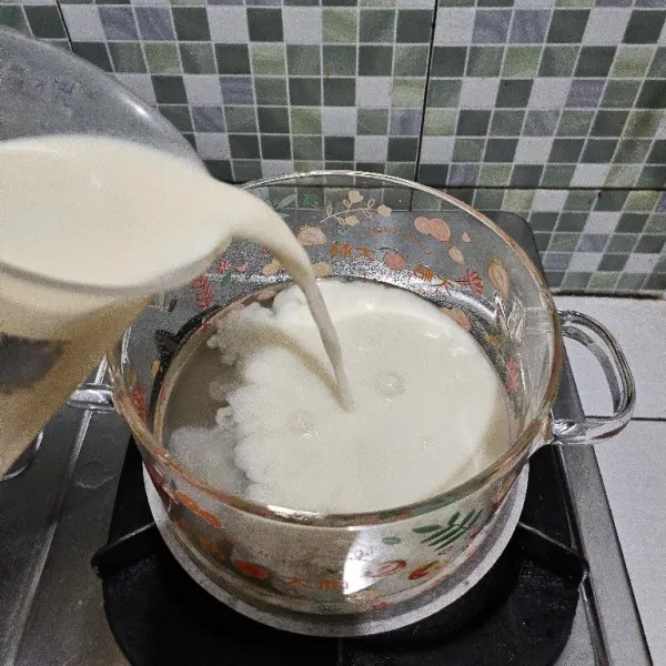 Masukkan gula pasir, garam, pasta vanila, agar-agar ke dalam milk pan. Tuang susu cair. Aduk rata. Lalu nyalakan api.