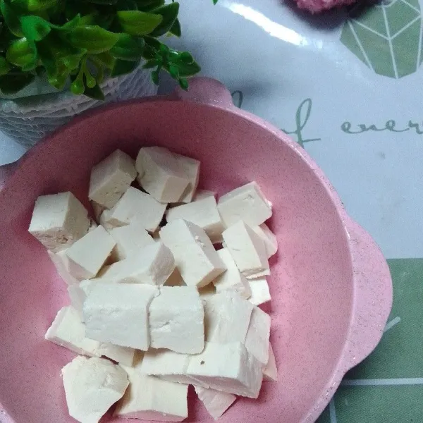 1 buah tahu dipotong-potong.
