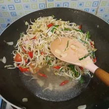Tambahkan air, masak sampai toge setengah layu. Sajikan.