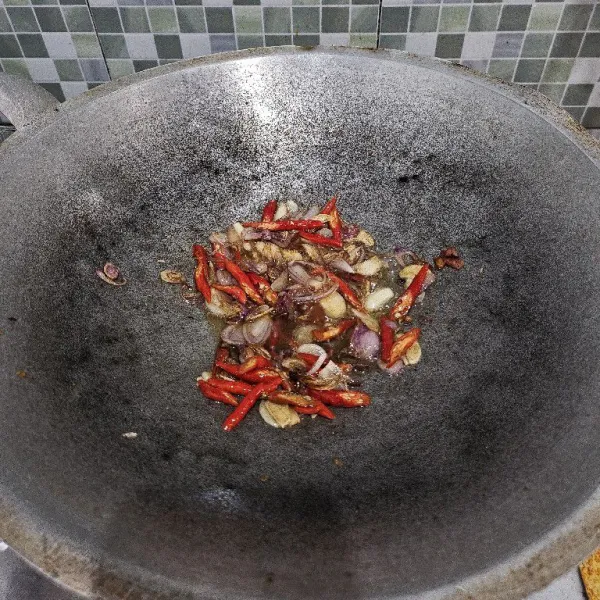Masukkan cabe merah, tumis hingga layu.