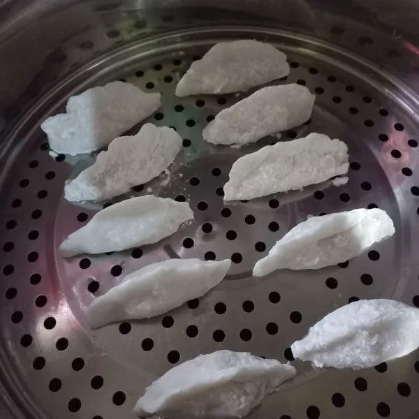 Olesi dasar wajan dengan minyak bawang, lebih bagus dilapisi daun pisang, tetapi jika tidak ada, bisa langung di kukusan. Kukus selama 10 menit hingga kulit berubah menjadi transparan.