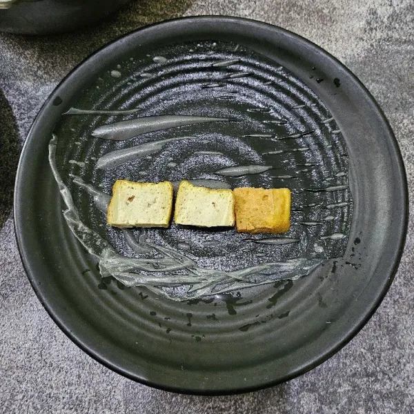 Tata rice paper di atas piring, letakkan tahu yang sudah dipotong-potong secukupnya.