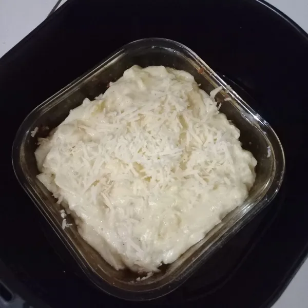 Tuangkan saus bechemel di atas spaghetti yang sudah dibumbui saus bolognese kemudian masukan ke airfryer/oven, panggang dengan suhu 180 derajat selama 10 menit. Siap disajikan.