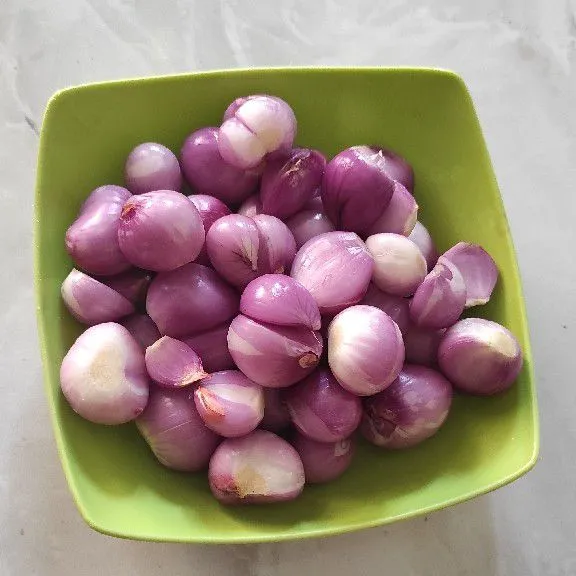 kupas bawang merah lalu cuci bersih.