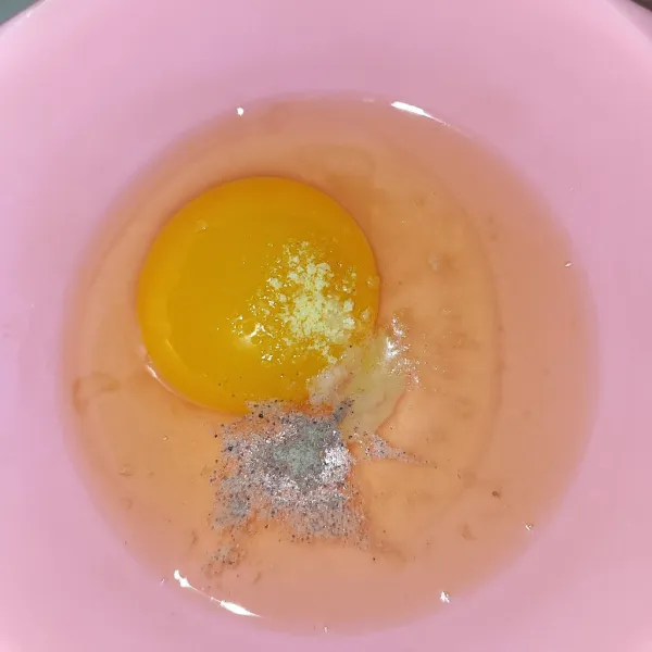 Ceplok telur ke dalam wadah lalu tambahkan garam, merica bubuk dan kaldu bubuk.