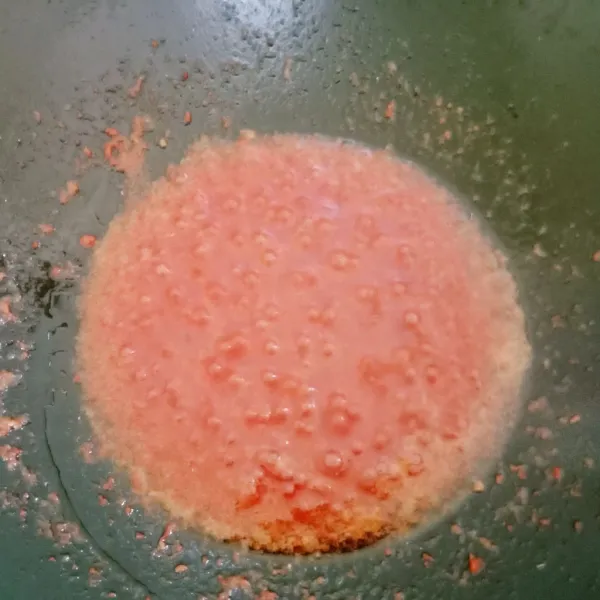 Masak cabe masukkan garam dan penyedap rasa. Jika sudah masak tunggu cabe sampai dingin baru dimasukkan tahu dan bada yang sudah di goreng tadi.