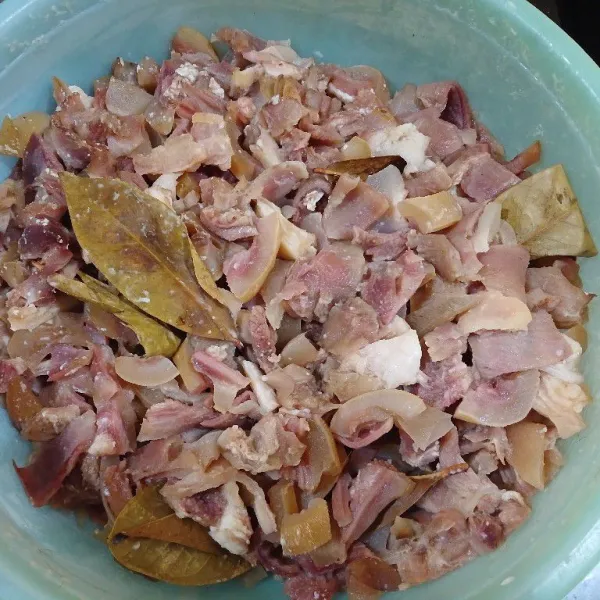 Rebus cecek dengan daun salam hingga empuk. Buang air kaldunya. Cuci kembali cecek. Potong-potong sesuai selera, sisihkan.