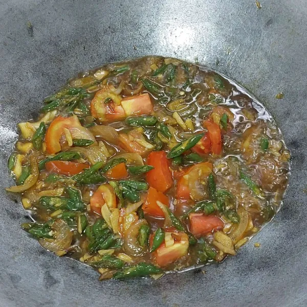 Masak hingga mendidih, tambahkan tomat, lalu matikan kompor. Tuang ke atas ikan goreng.