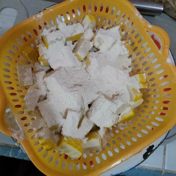 Taburi tepung bumbu, aduk merata.