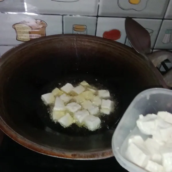 Goreng tahu dan tiriskan.