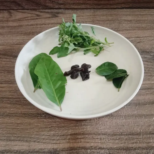 Cuci bersih daun salam, daun jeruk, daun ruku-ruku dan asam kandis.