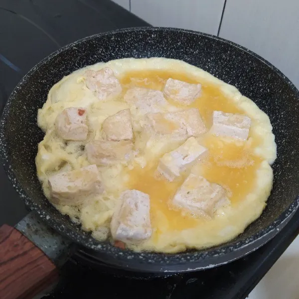 Siram tahu dengan kocokan telur, masak hingga matang.