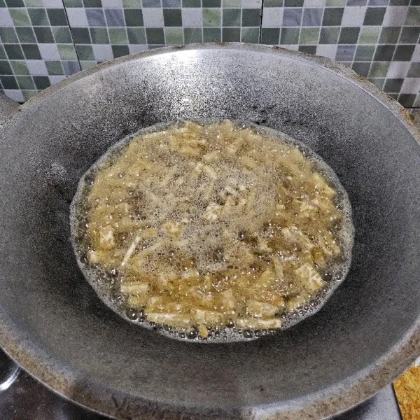 Setelah itu goreng tempe dalam minyak panas hingga garing.