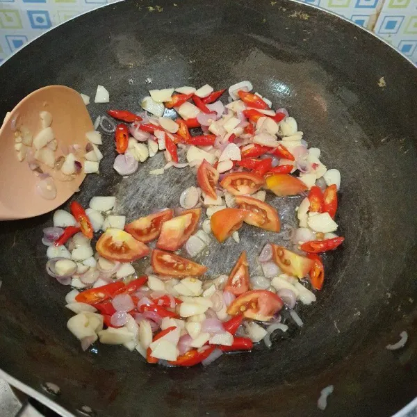 Tambahkan tomat, tumis sebentar.