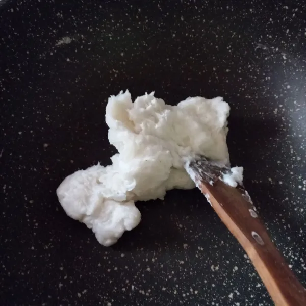 Larutkan semua bahan kulit, kemudian masak di wajan anti lengket hingga menjadi adonan yang padat dan tidak lengket.