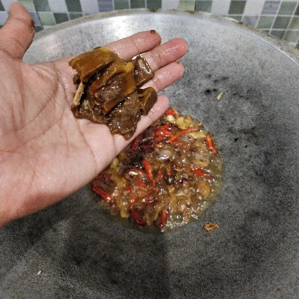 Tambahkan gula merah, kaldu bubuk, serta merica. Aduk rata. Masak hingga meletup-letup. Kecilkan api.