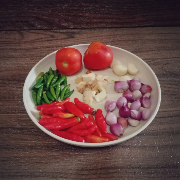 Cuci bersih bahan bumbu halus. Kemudian blender sampai halus.
