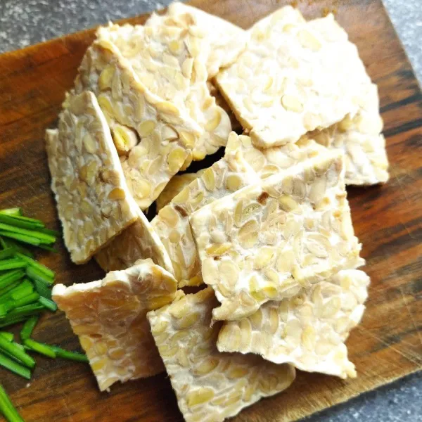Potong tempe menjadi ukuran kecil dan tipis.