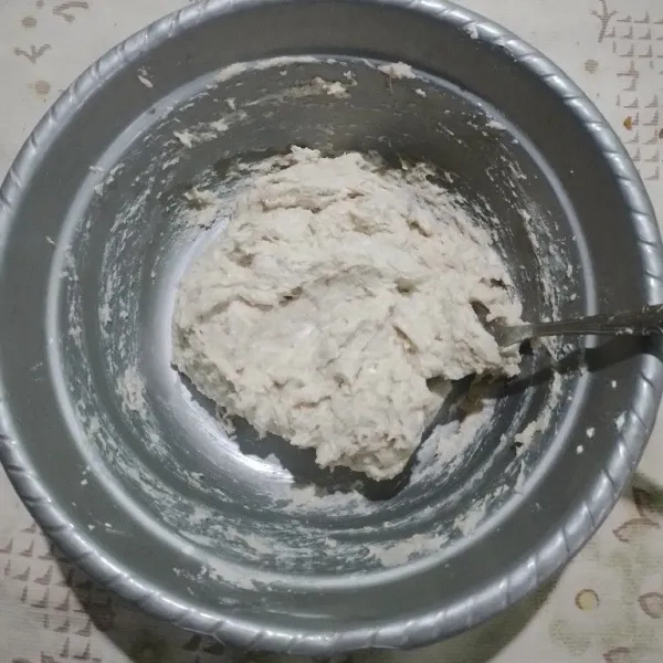 Tuang ke dalam wadah, tambahkan tepung tapioka. Aduk hingga tercampur rata.