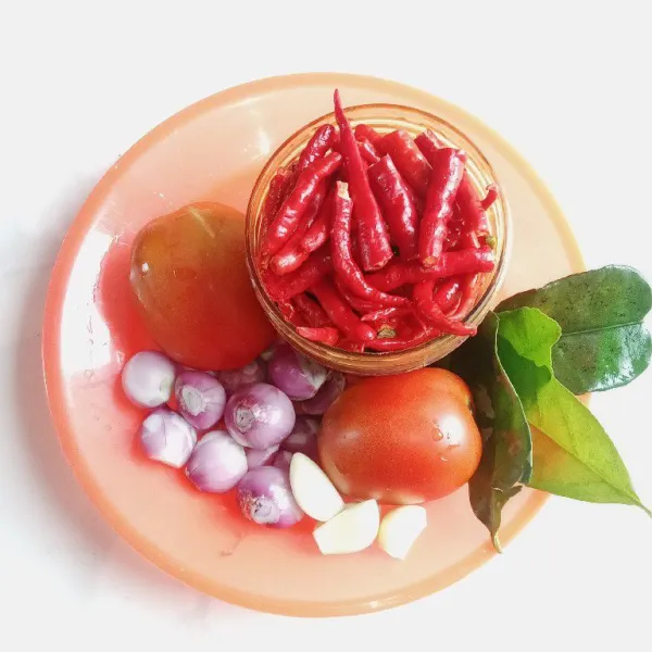 Siapkan bahan cabe.
