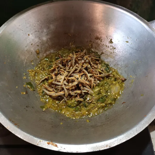 Kemudian masukkan teri goreng, aduk dan tambahkan perasan jeruk nipis. Aduk kembali dan siap disajikan.