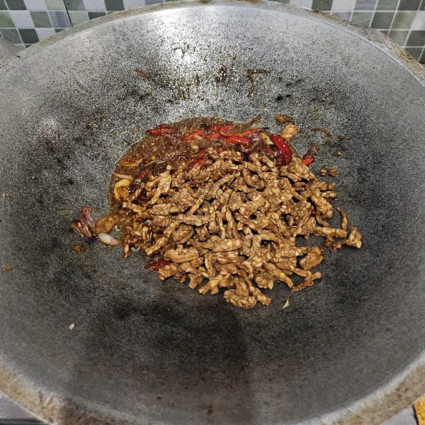 Masukkan tempe goreng.