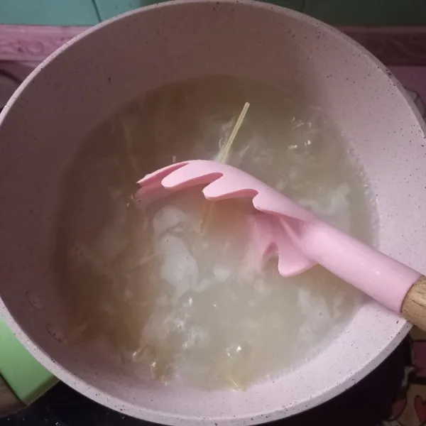 Masak spaghetti hingga matang, tiriskan.