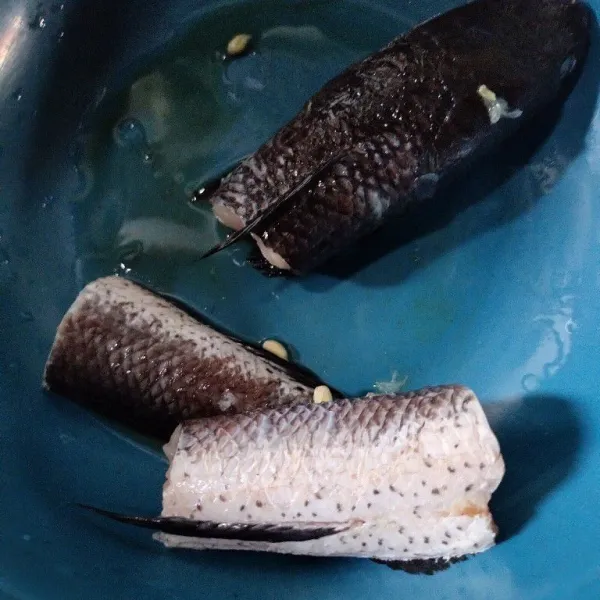 Kerok sisik, cuci bersih dan potong potong ikan gabus lalu kucuri air jeruk nipis diamkan bentar.