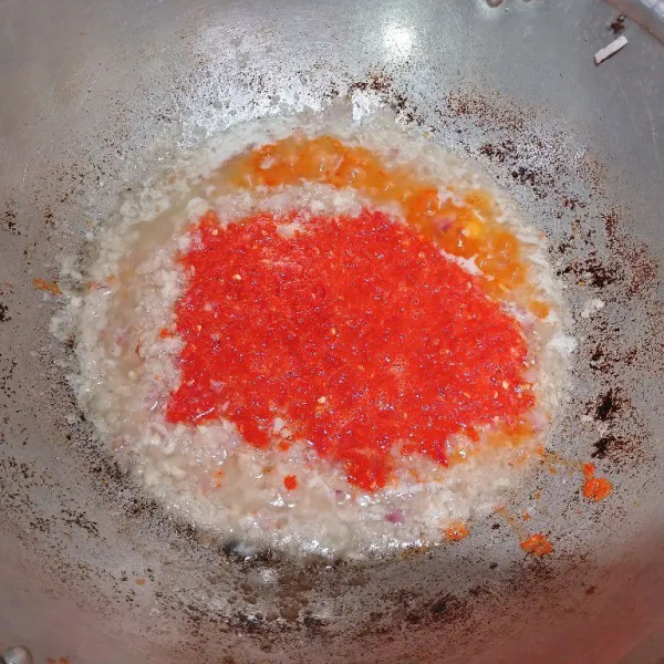 Masukkan cabe merah dan cabe rawit halus. Aduk rata.