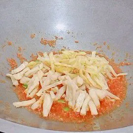 Masukkan goreng tahu dan kentang, aduk hingga rata. Sambal campur pete siap disajikan.