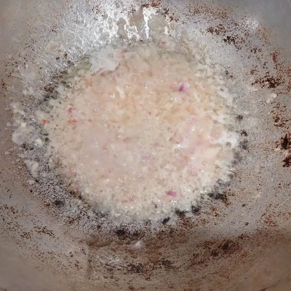 Tumis bawang putih dan bawang merah halus hingga wangi,
