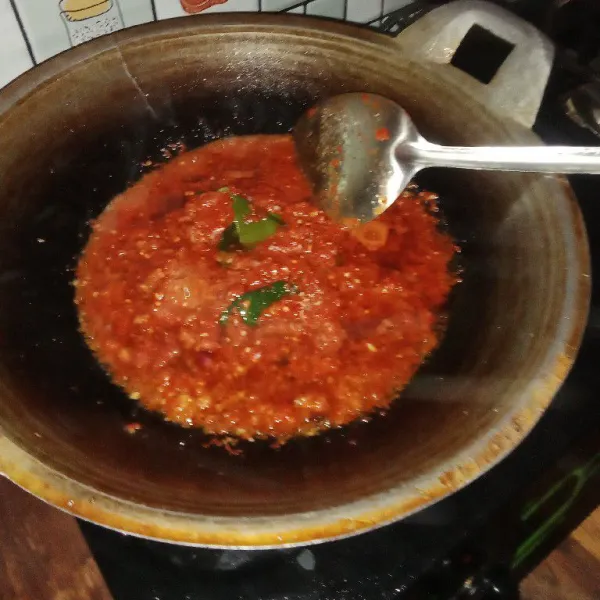 Selanjutnya masak cabe hingga matang dan tambahkan gula pasir.