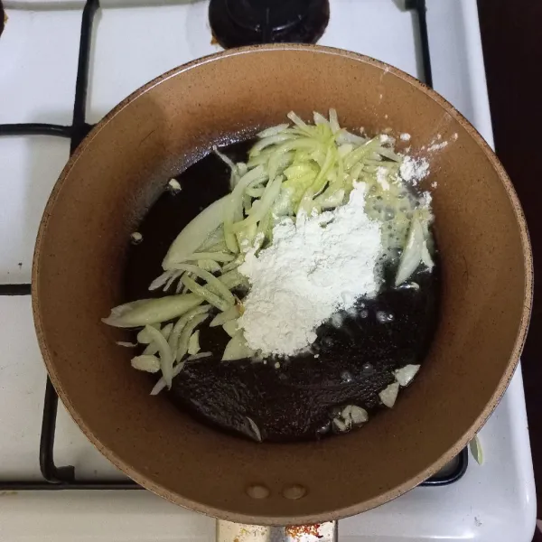Masukkan tepung terigu, aduk cepat.
